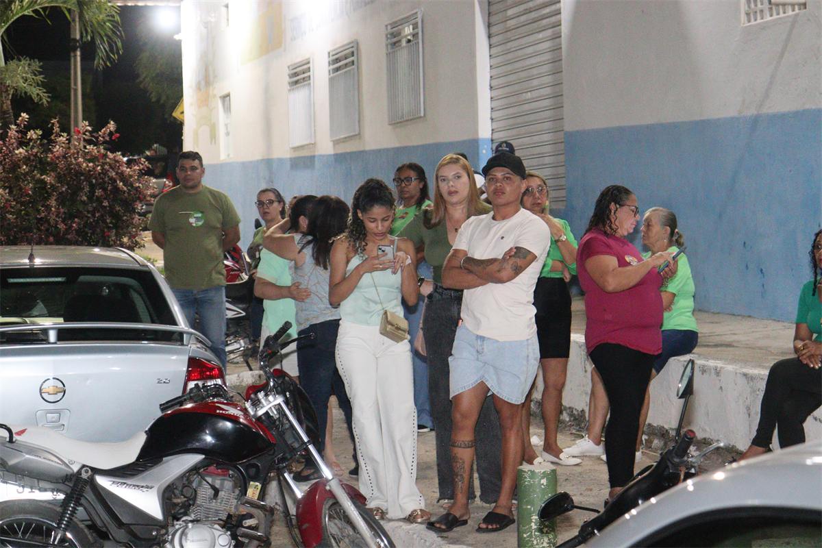 Apoiadores reunidos durante ação de campanha