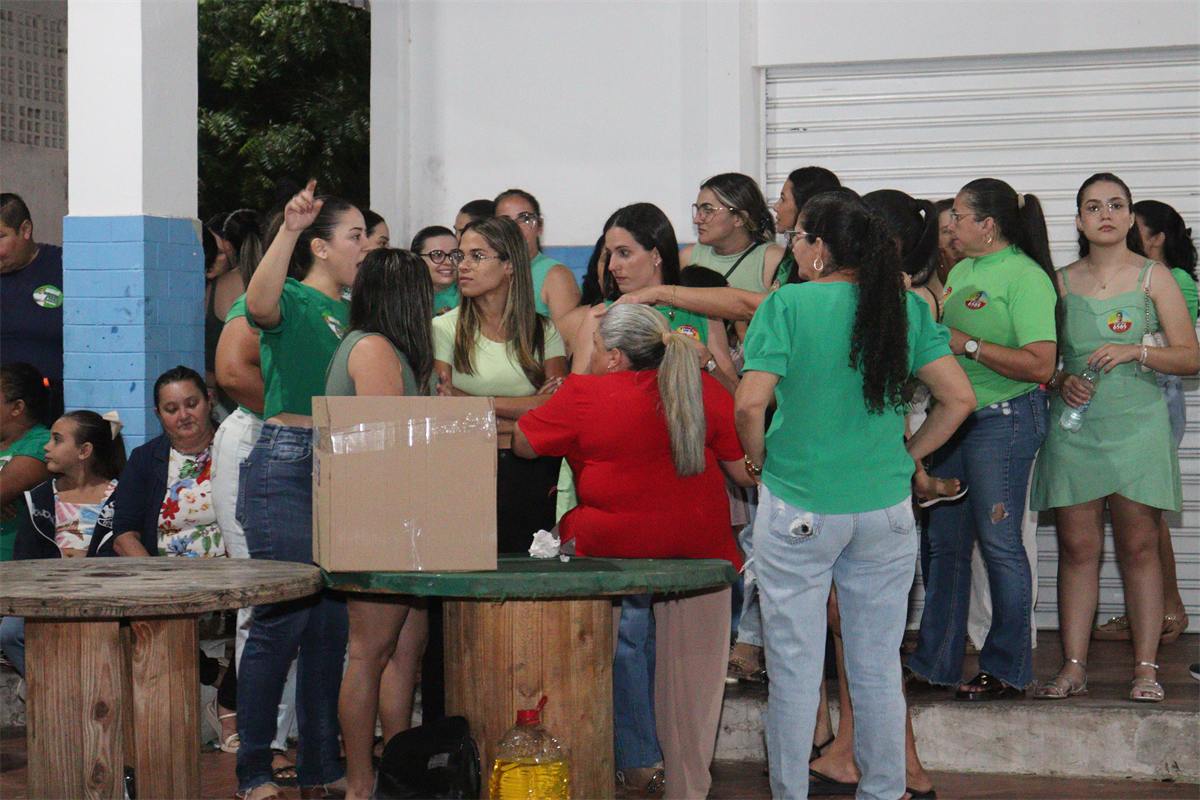 Voluntárias da campanha organizando material de adesivação