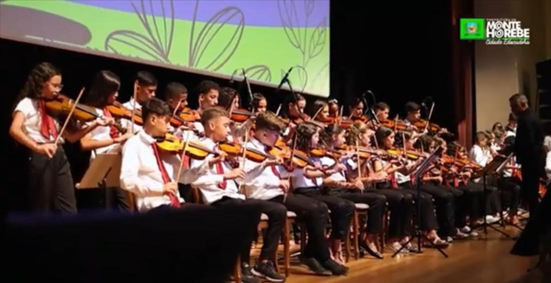 Orquestra jovem de Monte Horebe se apresentando em teatro