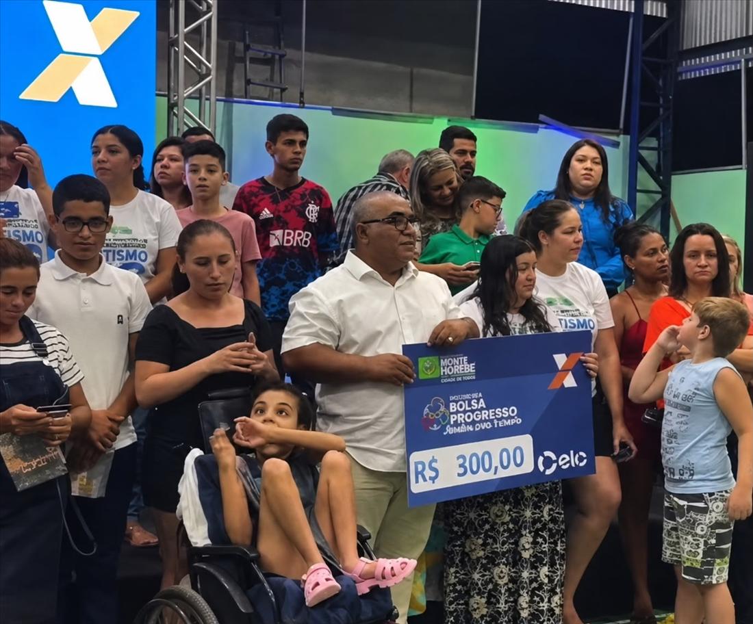 Entrega do cheque simbólico do Bolsa Progresso a uma família de Monte Horebe